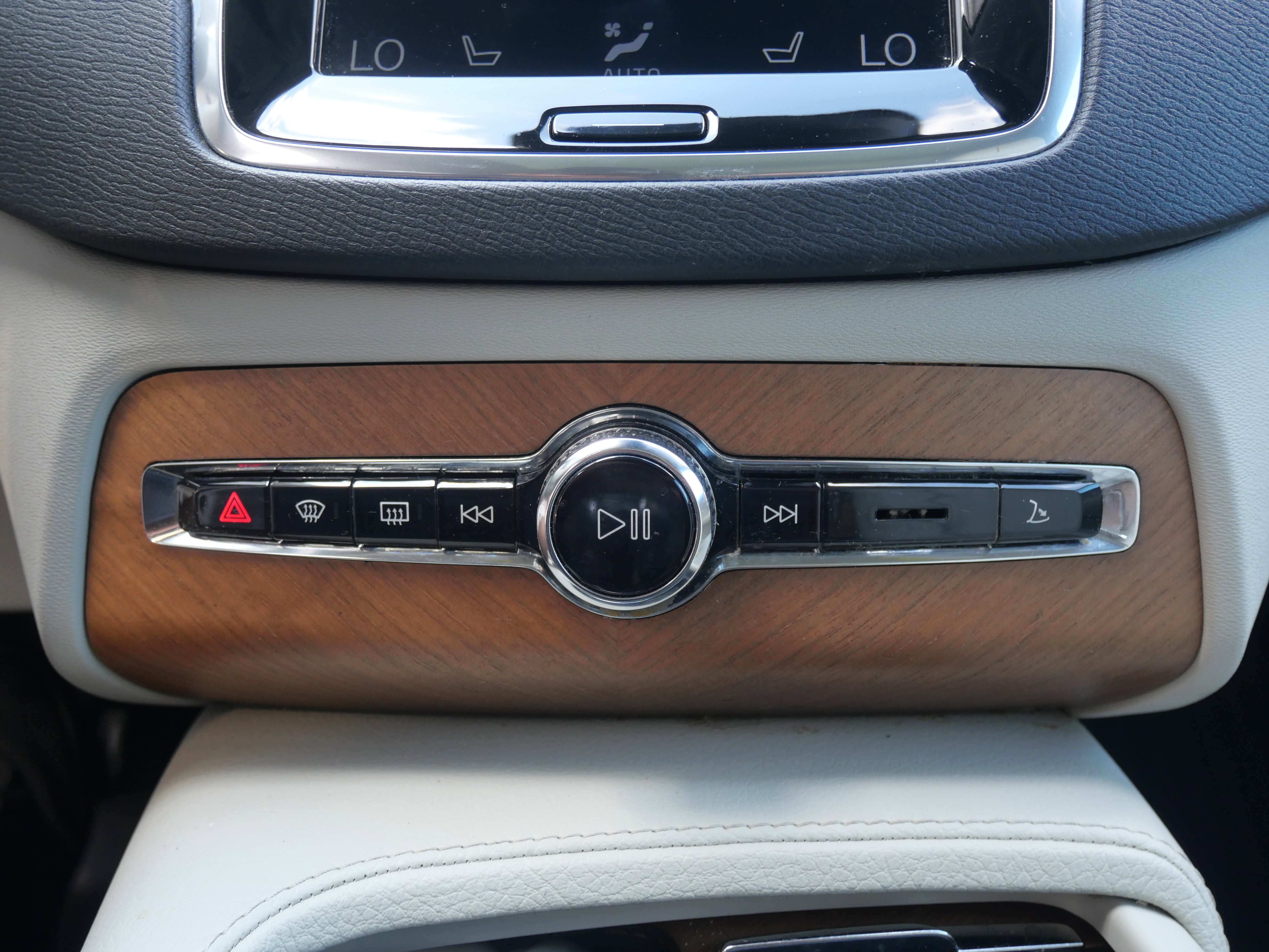 Used 2021 Volvo XC90 T6 Momentum image 30