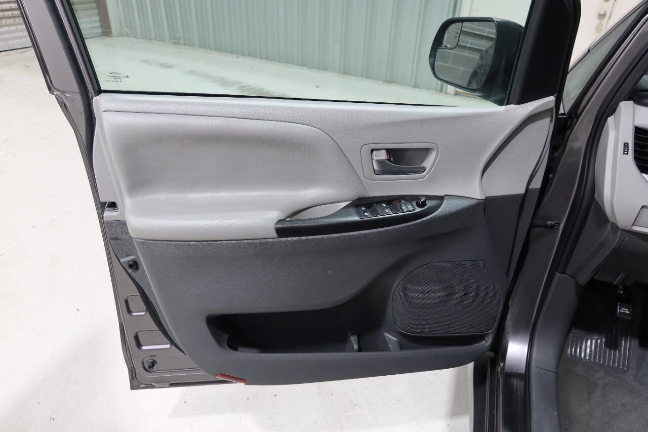 Used 2020 Toyota Sienna LE FWD image 21