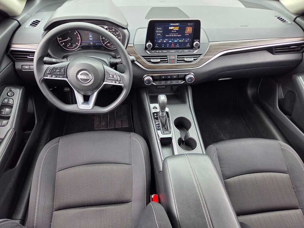 Used 2025 Nissan Altima 2.5 SV image 8
