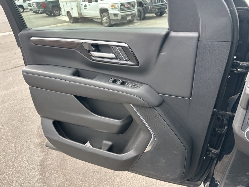 Used 2025 Chevrolet Suburban Z71 AWD/4WD image 20