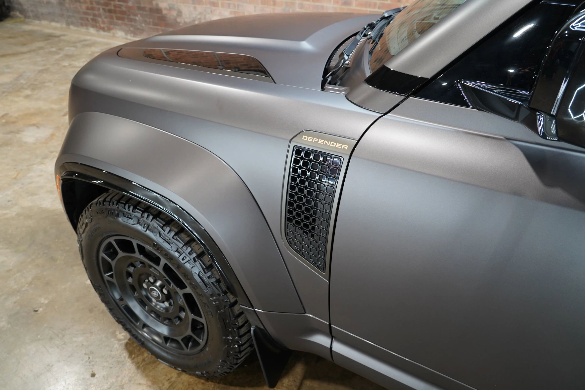 Used 2025 Land Rover Defender 110 image 35