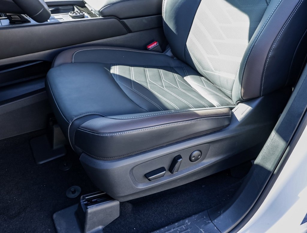 Used 2025 Nissan Pathfinder Platinum w/ Cargo Package image 19