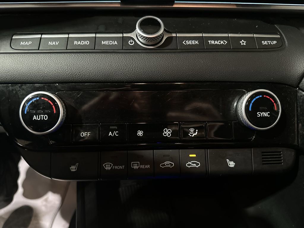 Used 2024 Hyundai Elantra Limited image 17