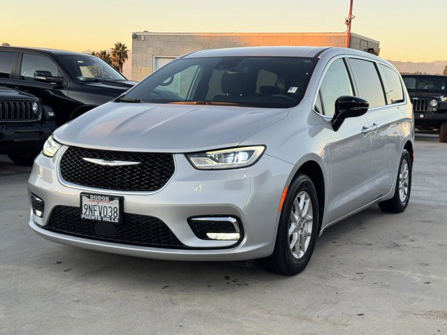 Used 2024 Chrysler Pacifica Touring image 3