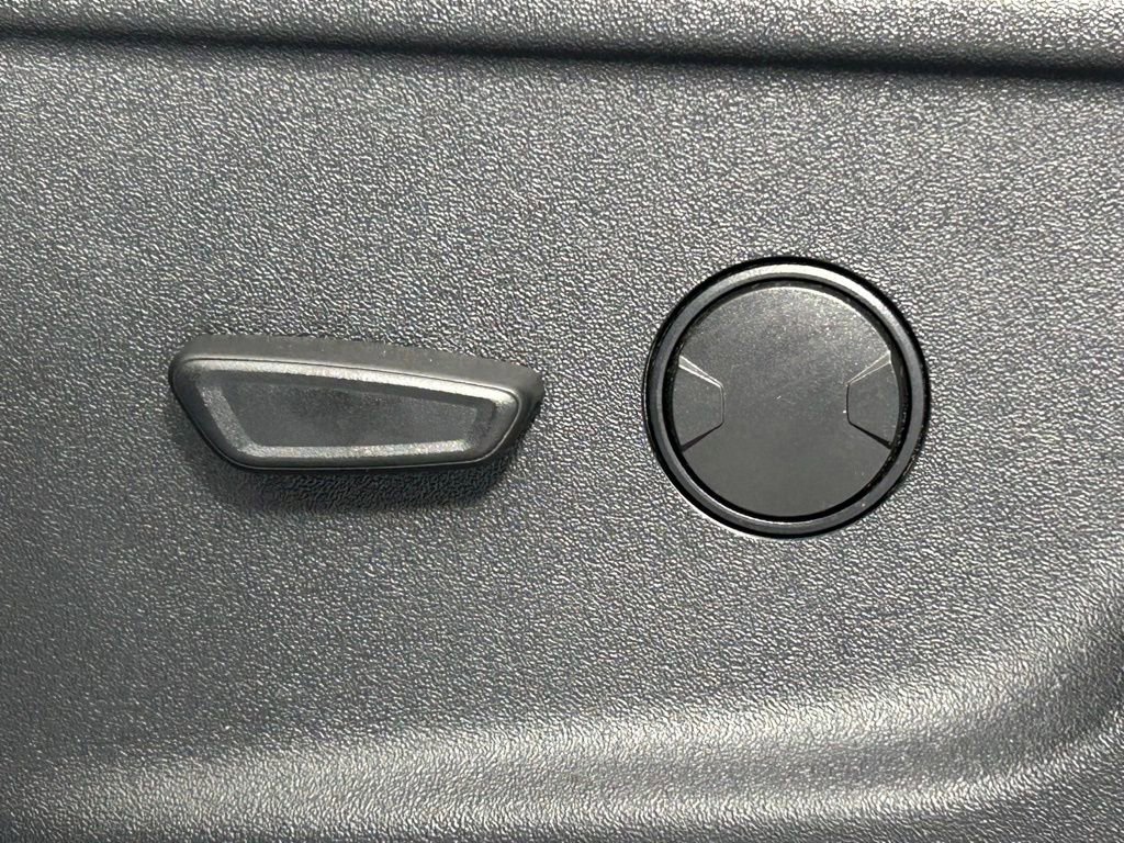 Used 2022 Ford F150 Lightning XLT image 31