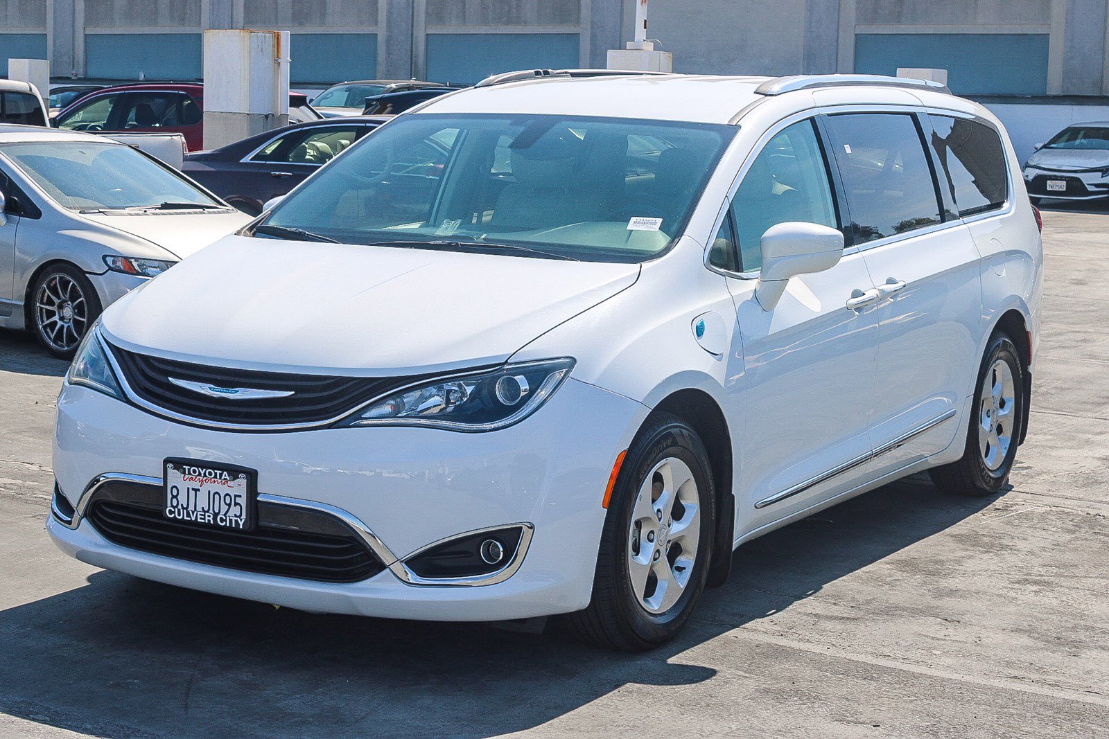 Used 2018 Chrysler Pacifica Touring-L image 3