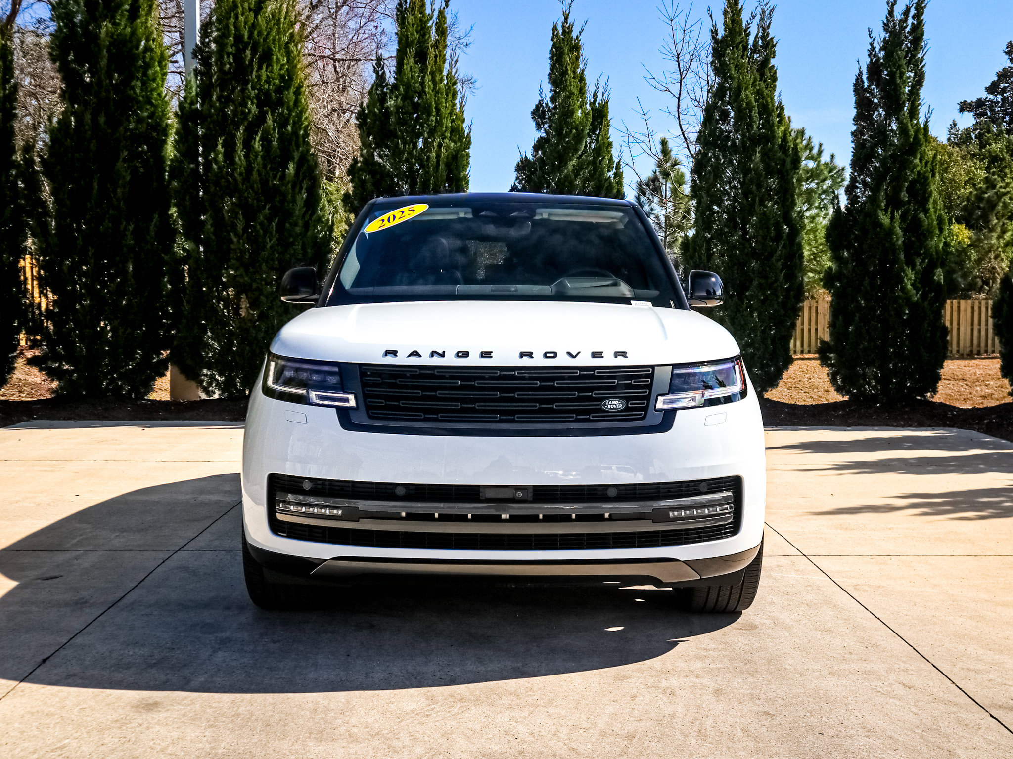 Used 2025 Land Rover Range Rover SE AWD/4WD image 3