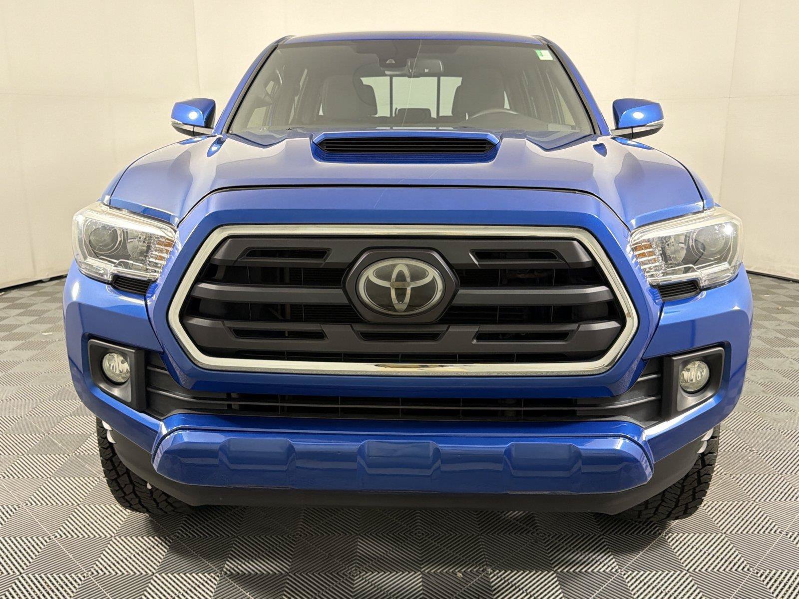 Used 2018 Toyota Tacoma TRD Sport RWD image 2