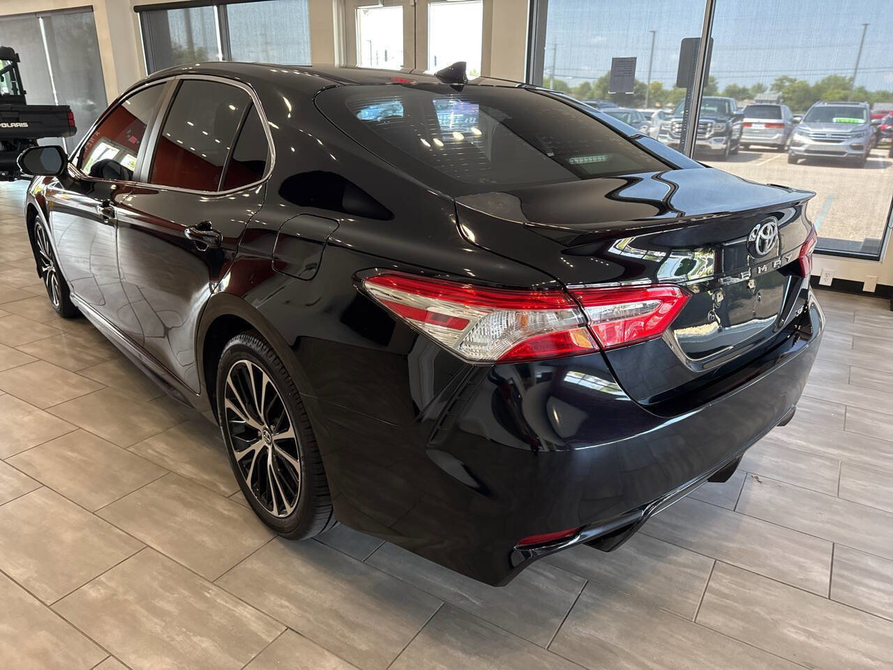 Used 2020 Toyota Camry SE w/ Phone Cable & Charge Package image 6