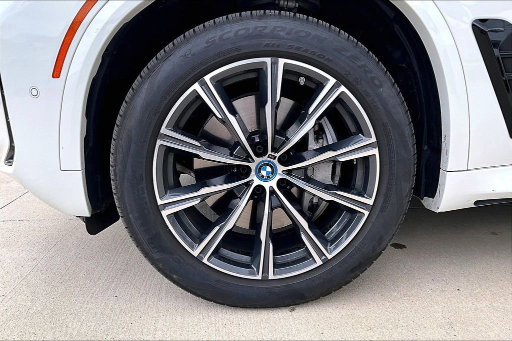 Used 2025 BMW X5 xDrive50e w/ M Sport Package image 11