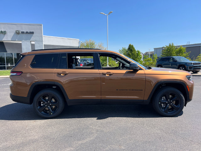 New 2026 Jeep Grand Cherokee L Limited w/ Limited Altitude Package AWD/4WD image 6