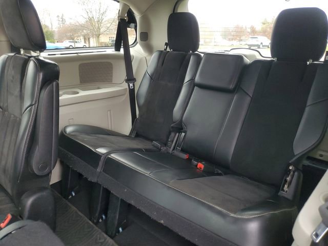 Used 2014 Chrysler Town & Country Touring-L image 36