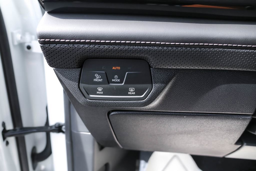 Certified 2025 Volkswagen Atlas Cross Sport SE image 18