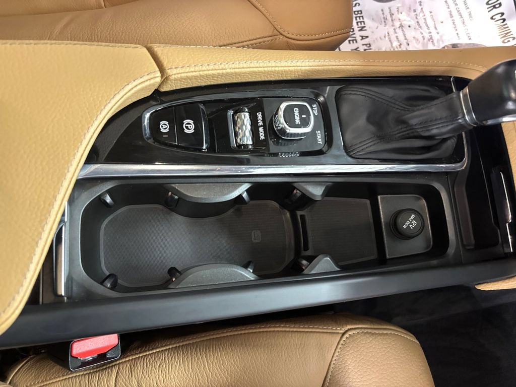 Used 2016 Volvo XC90 T6 Momentum w/ Momentum Plus Package AWD/4WD image 25