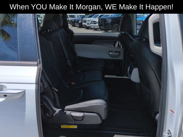 Used 2023 Kia Carnival LX FWD image 16