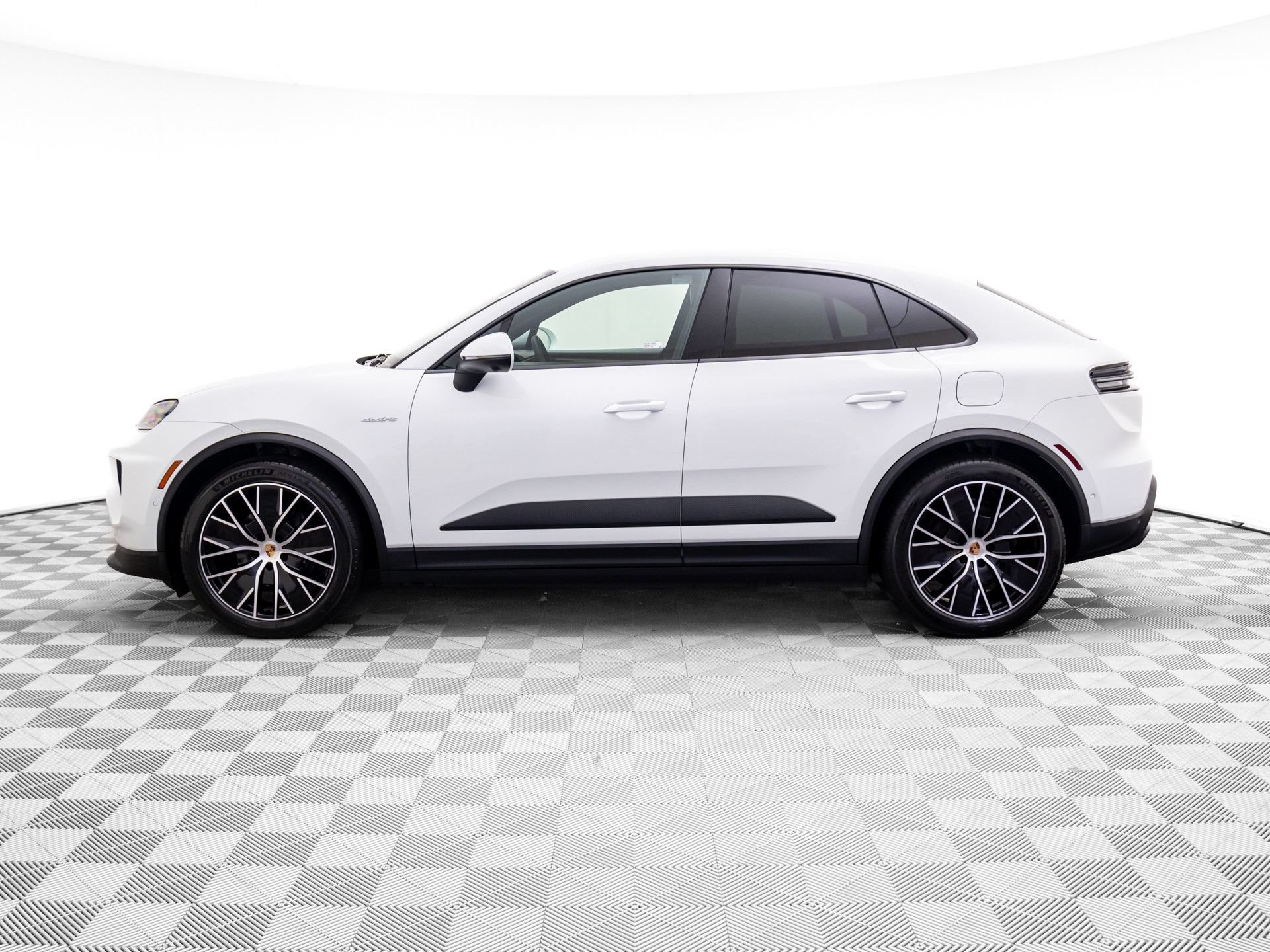 New 2026 Porsche Macan 4 Electric AWD/4WD image 2