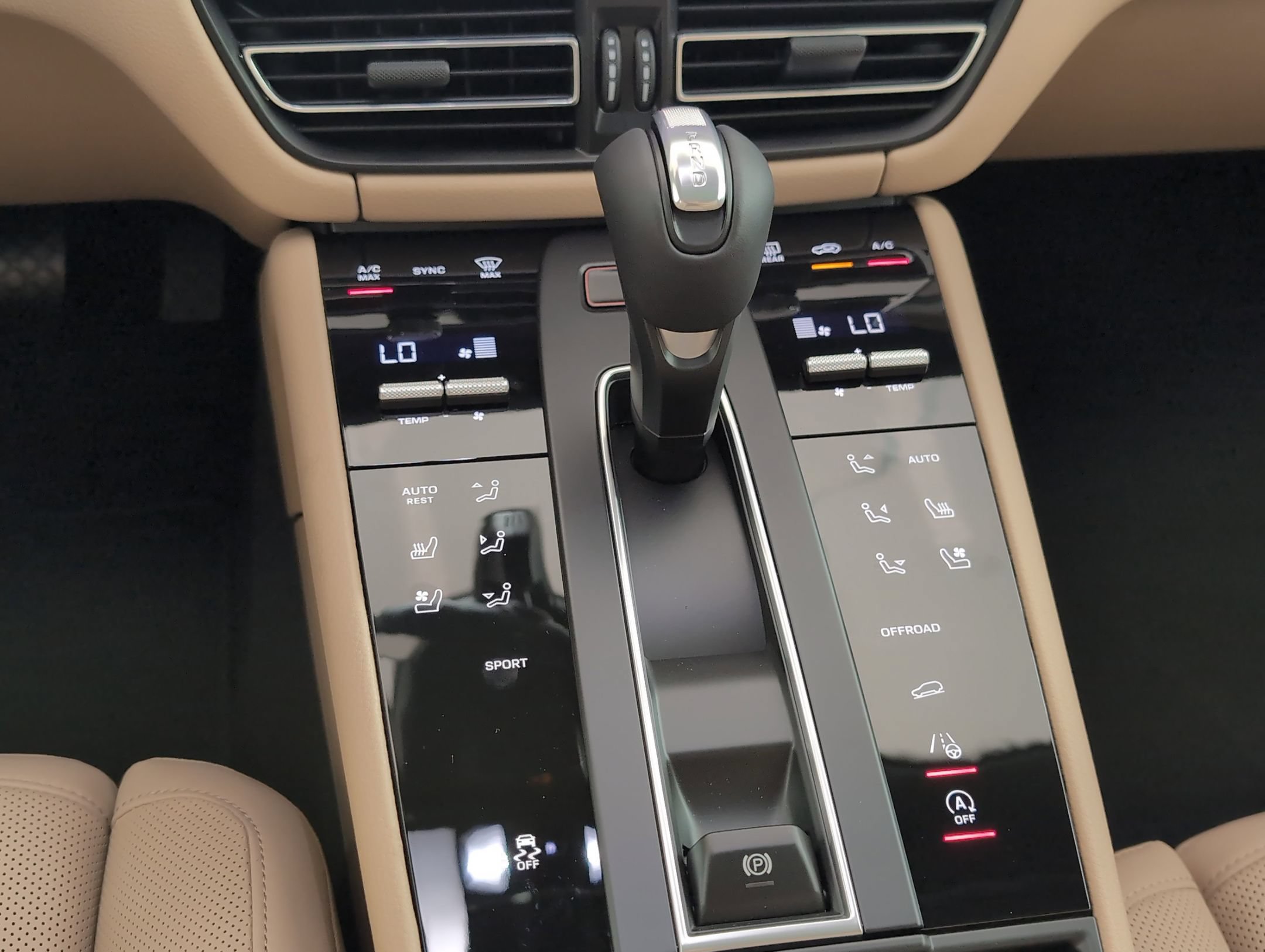 Certified 2025 Porsche Macan AWD/4WD image 26