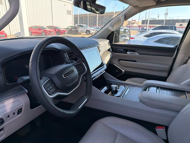 Used 2024 Jeep Wagoneer L Series II w/ Flexible Seating Group RWD image 9