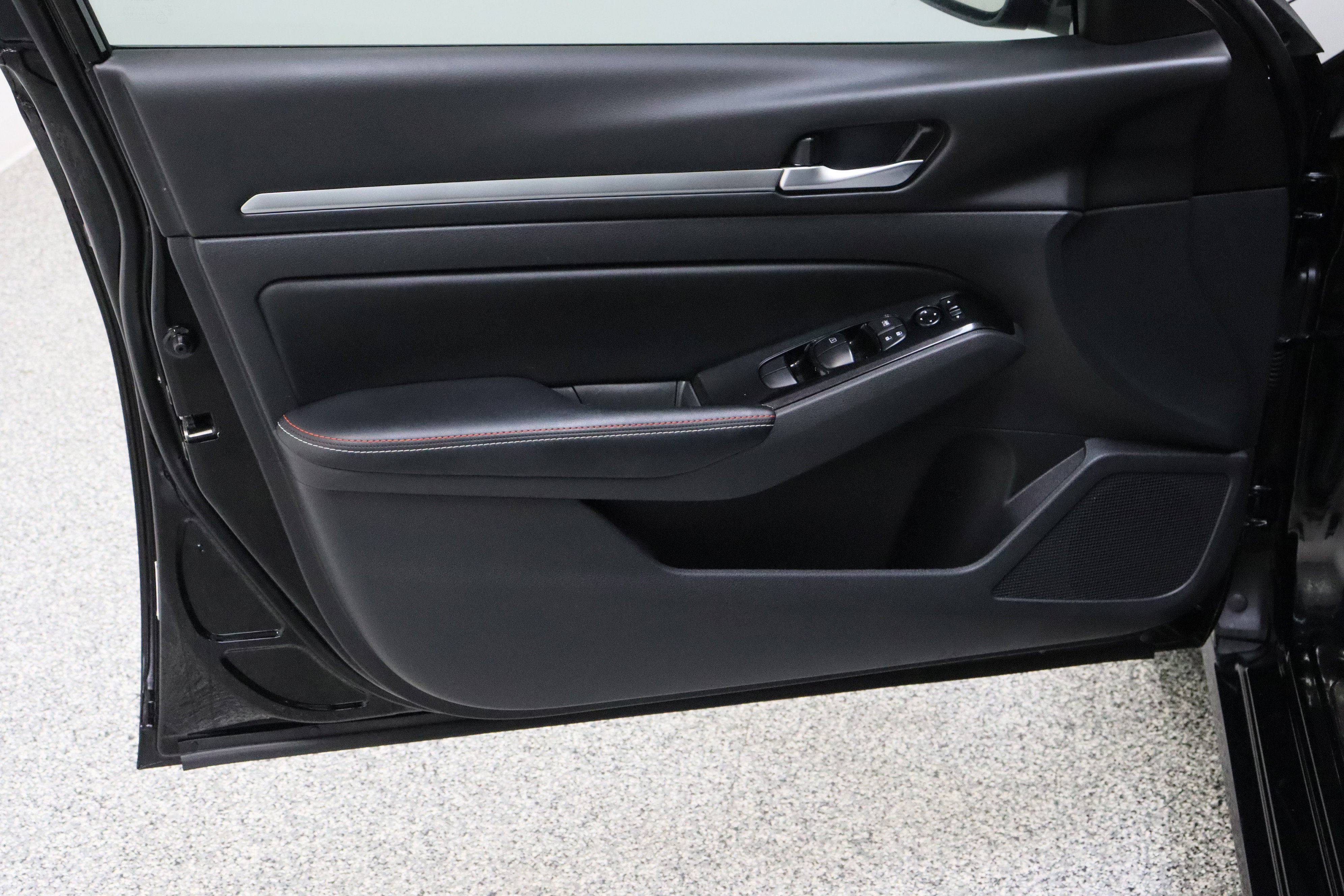 Used 2024 Nissan Altima 2.0 SR image 12