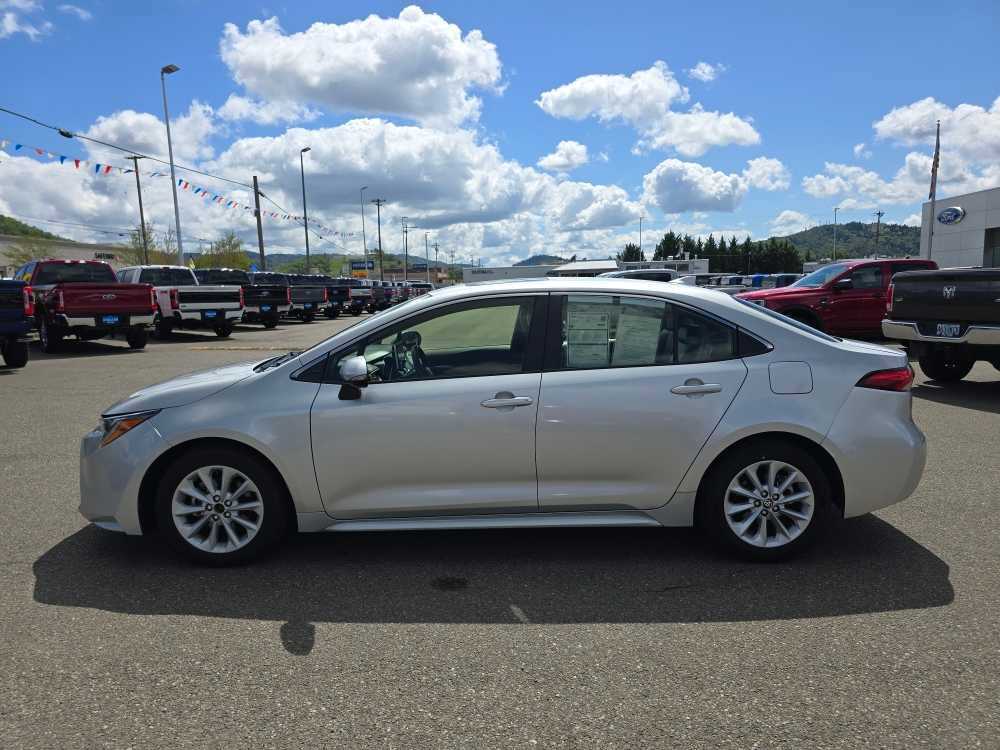 Used 2021 Toyota Corolla XLE w/ Carpet Mat Package (TMS) FWD image 2