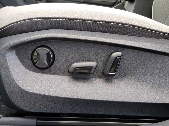 New 2025 Volkswagen Taos SE image 33