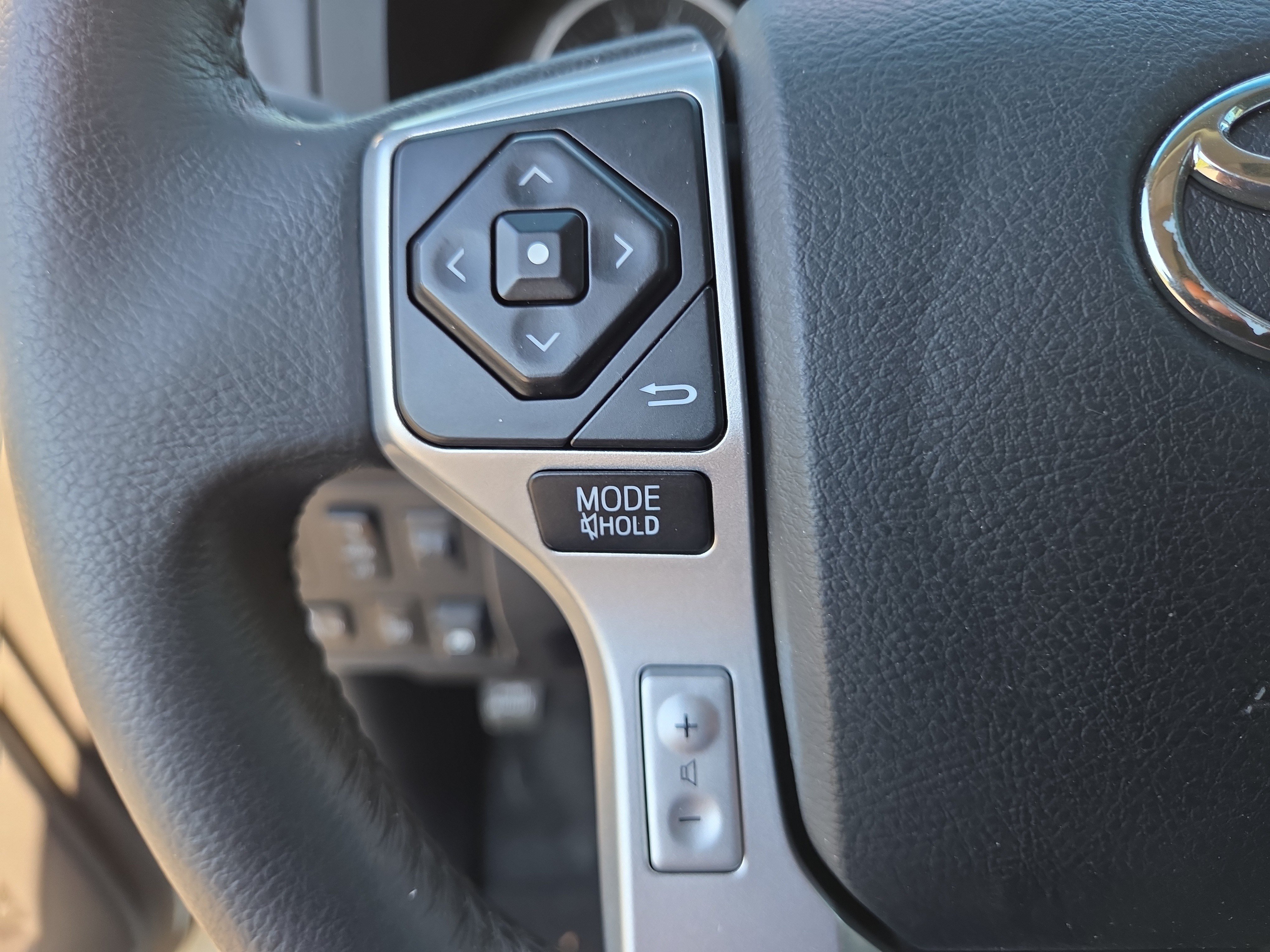 Used 2016 Toyota Tundra Limited w/ Limited Premium Package AWD/4WD image 31