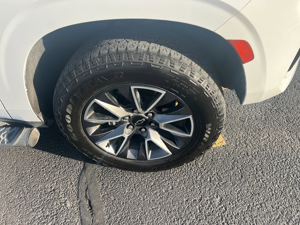 Used 2022 Chevrolet Suburban Z71 w/ Luxury Package image 2