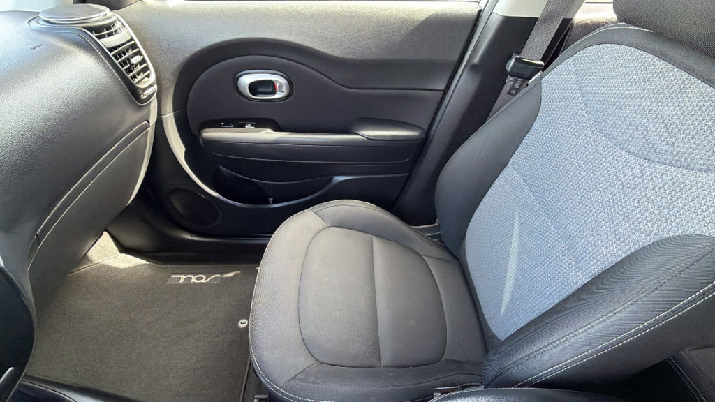 Used 2017 Kia Soul + image 12