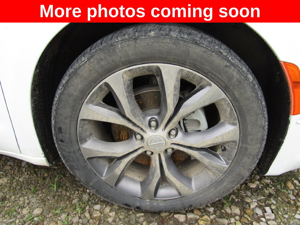 Used 2019 Chrysler Pacifica Limited w/ Tire & Wheel Group FWD image 9