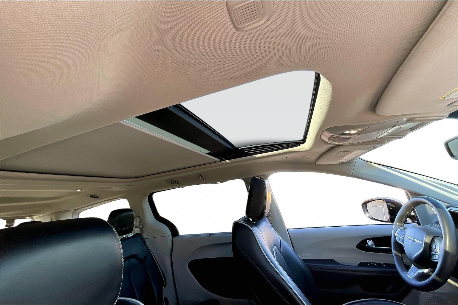 Used 2023 Chrysler Pacifica Limited image 28