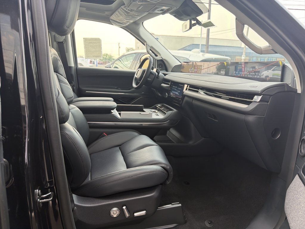 New 2027 Lincoln Navigator Reserve AWD/4WD image 8