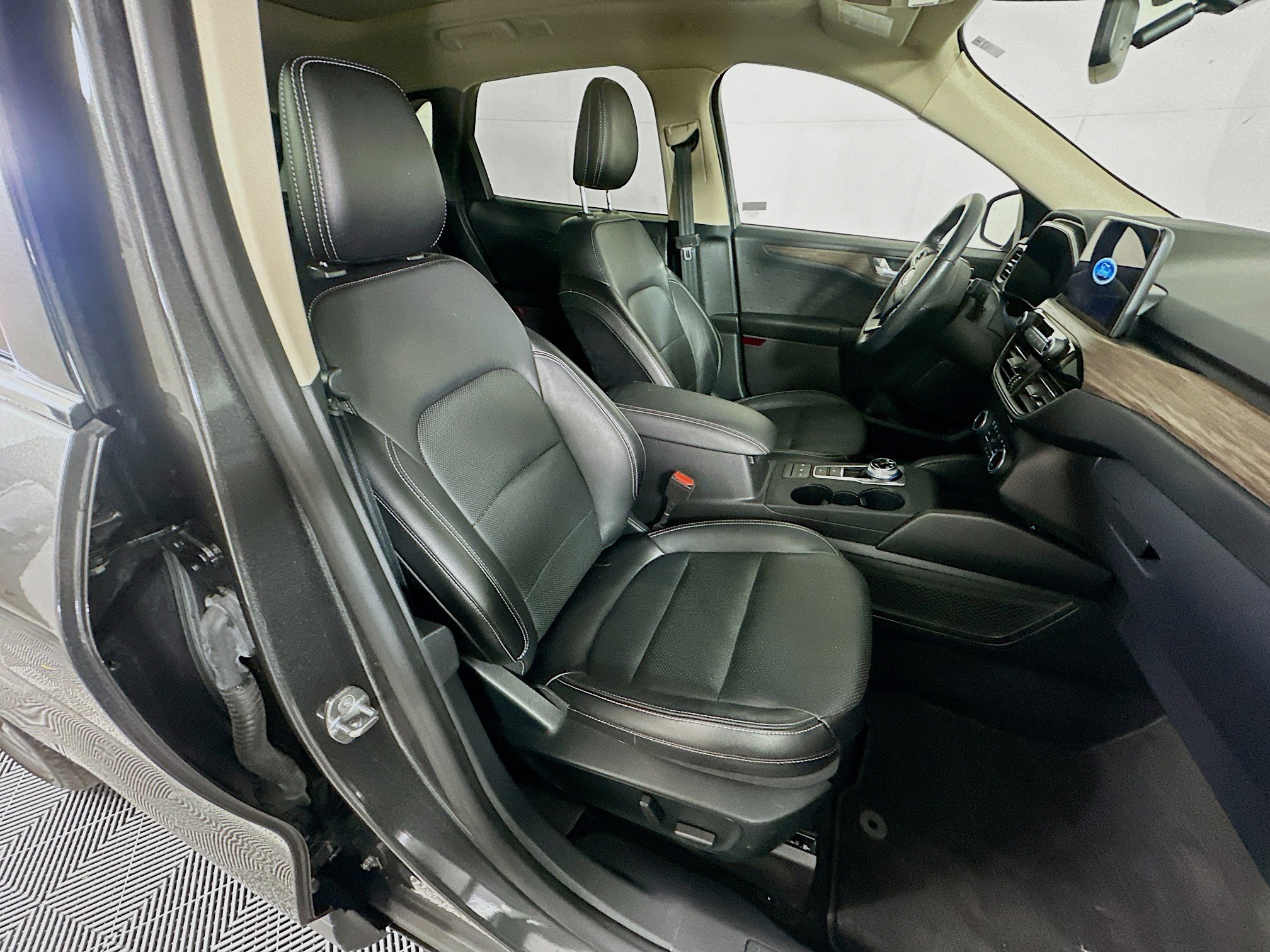 Used 2020 Ford Escape Titanium AWD/4WD image 30