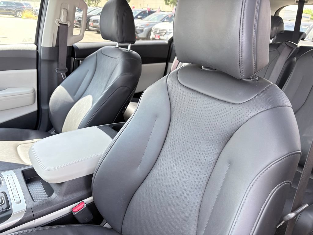 Used 2024 Kia Carnival LX FWD image 13