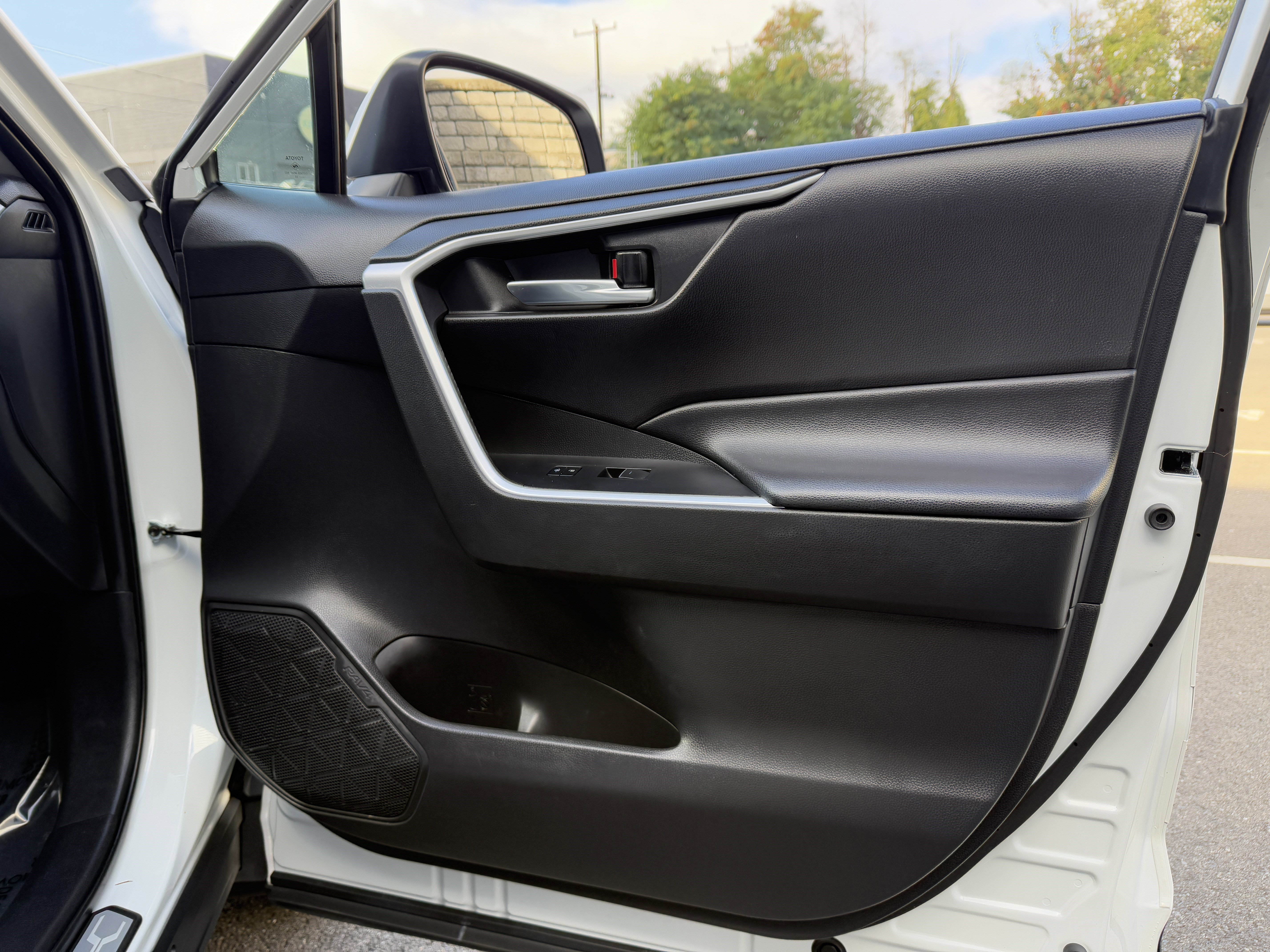 Used 2022 Toyota RAV4 XLE Premium image 20