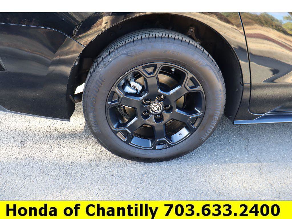Used 2025 Toyota Sienna XLE Woodland Edition image 34