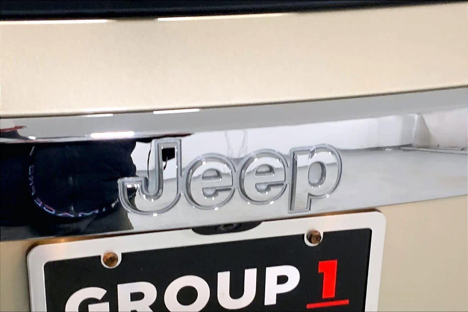 Used 2011 Jeep Grand Cherokee Overland Summit AWD/4WD image 29