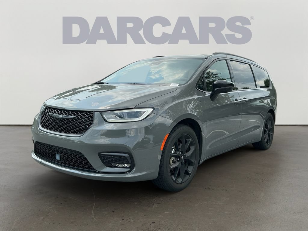 Used 2025 Chrysler Pacifica Limited FWD image 3