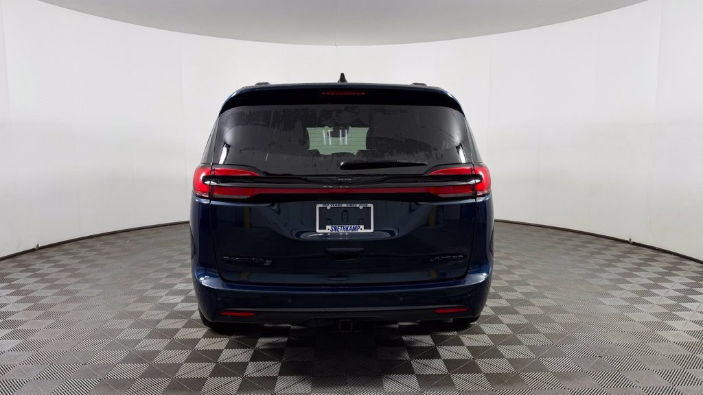 Used 2025 Chrysler Pacifica Limited w/ Trailer Tow Group AWD/4WD image 7