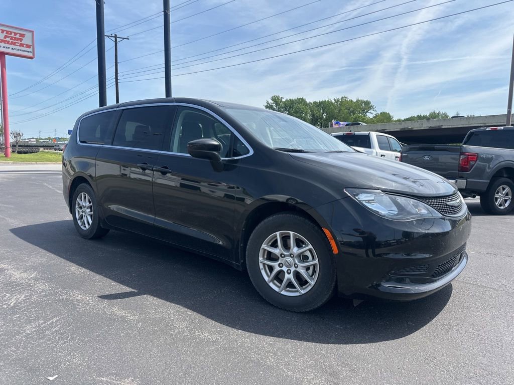 Used 2022 Chrysler Voyager LX image 2