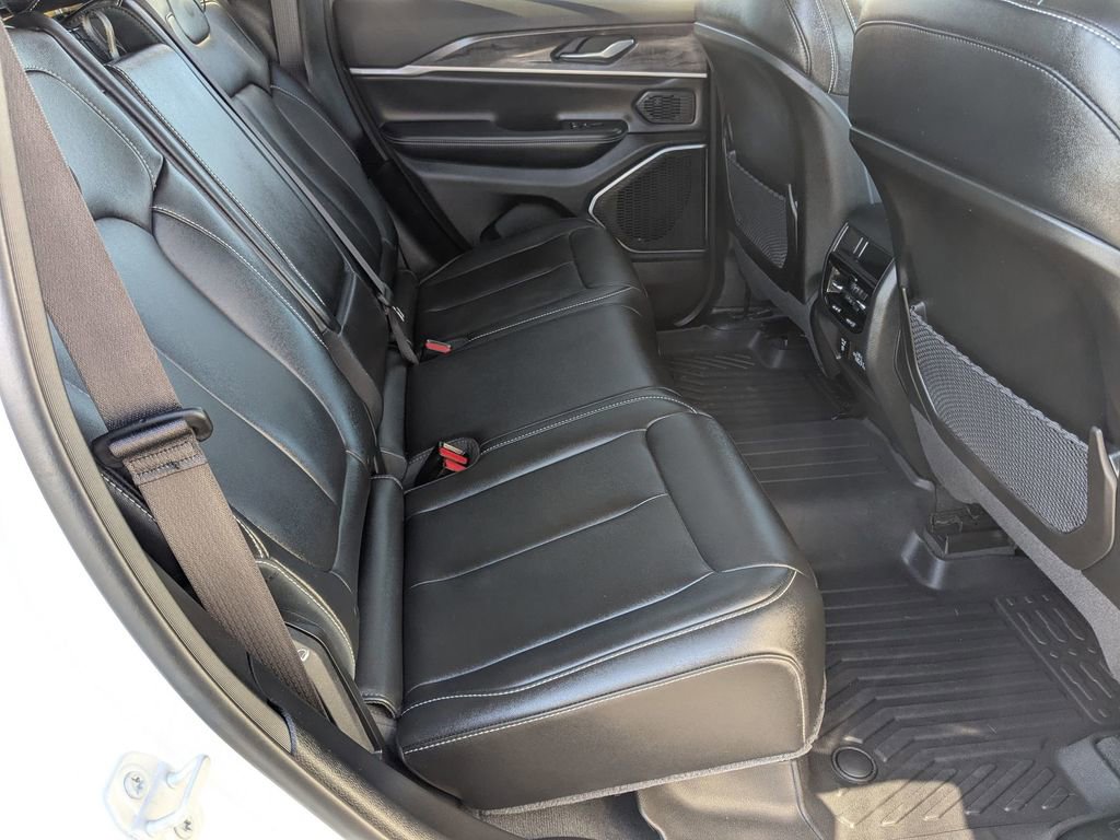 Used 2023 Jeep Grand Cherokee Limited w/ Black Appearance Package image 32