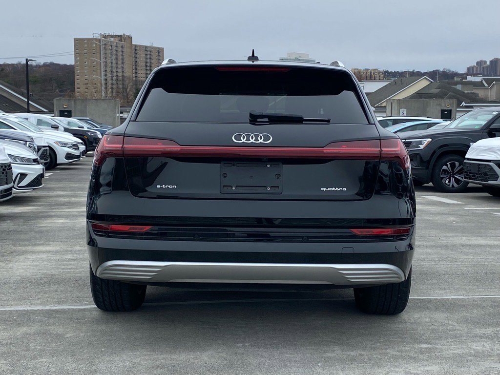 Used 2022 Audi e-tron Premium image 4
