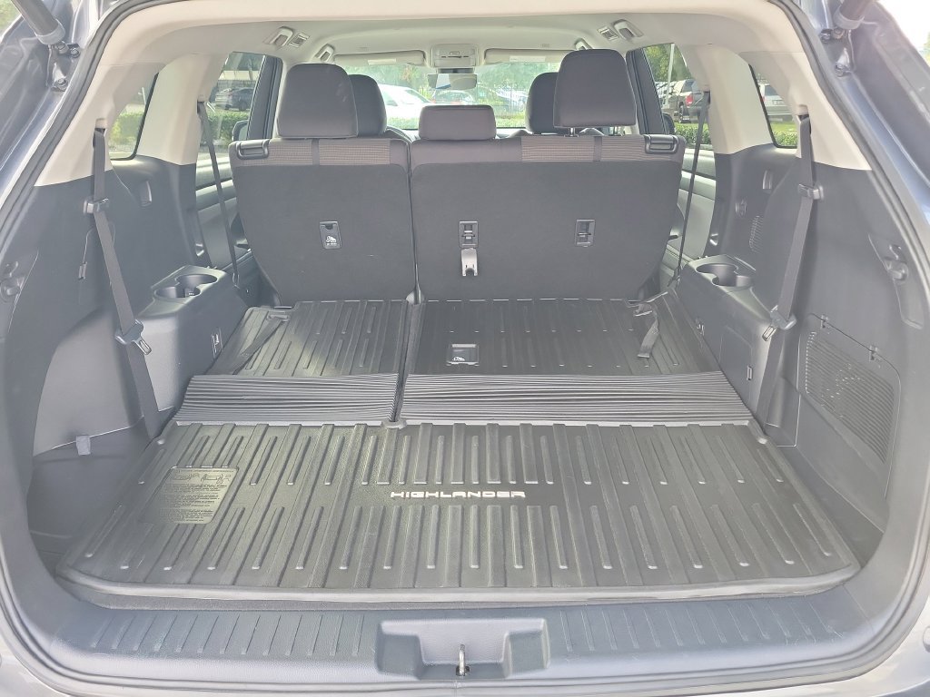 Used 2023 Toyota Highlander LE FWD image 15