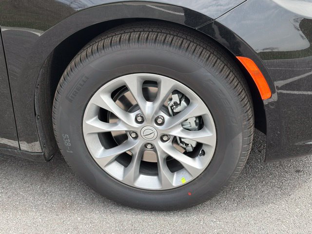 New 2026 Chrysler Pacifica Limited w/ Uconnect Theater Family Group FWD image 49