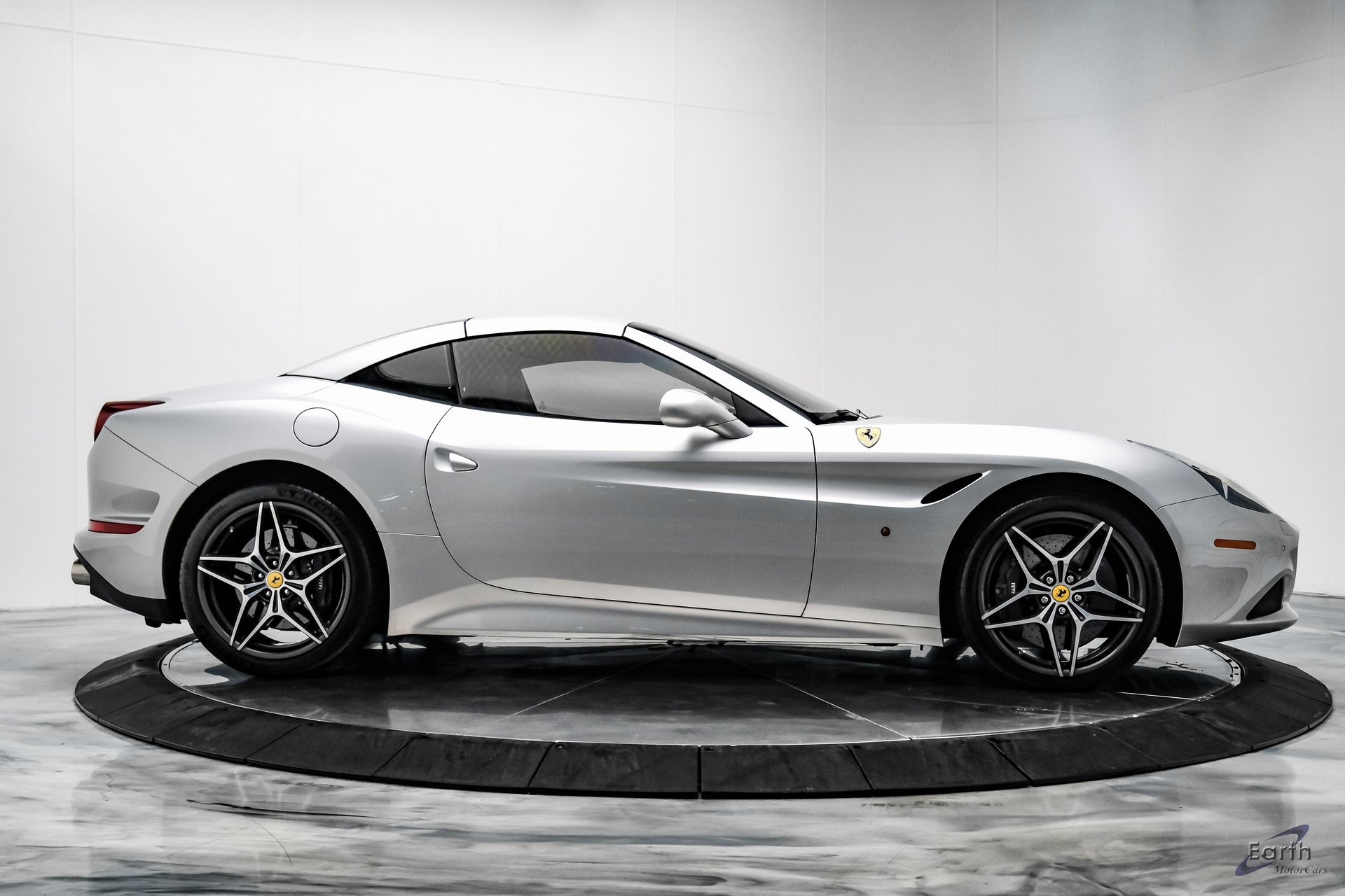 Used 2016 Ferrari California T image 25