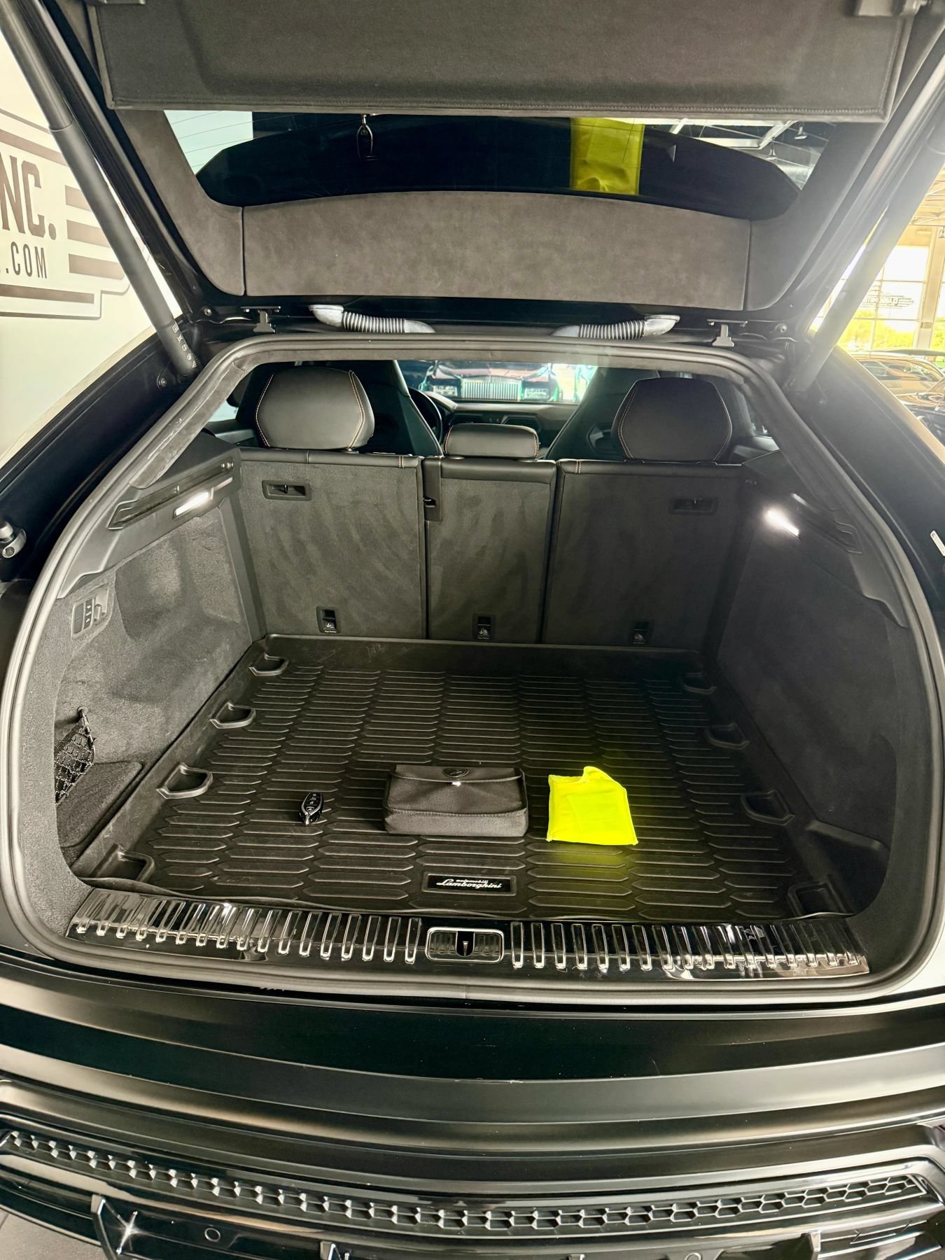 Used 2021 Lamborghini Urus AWD/4WD image 34