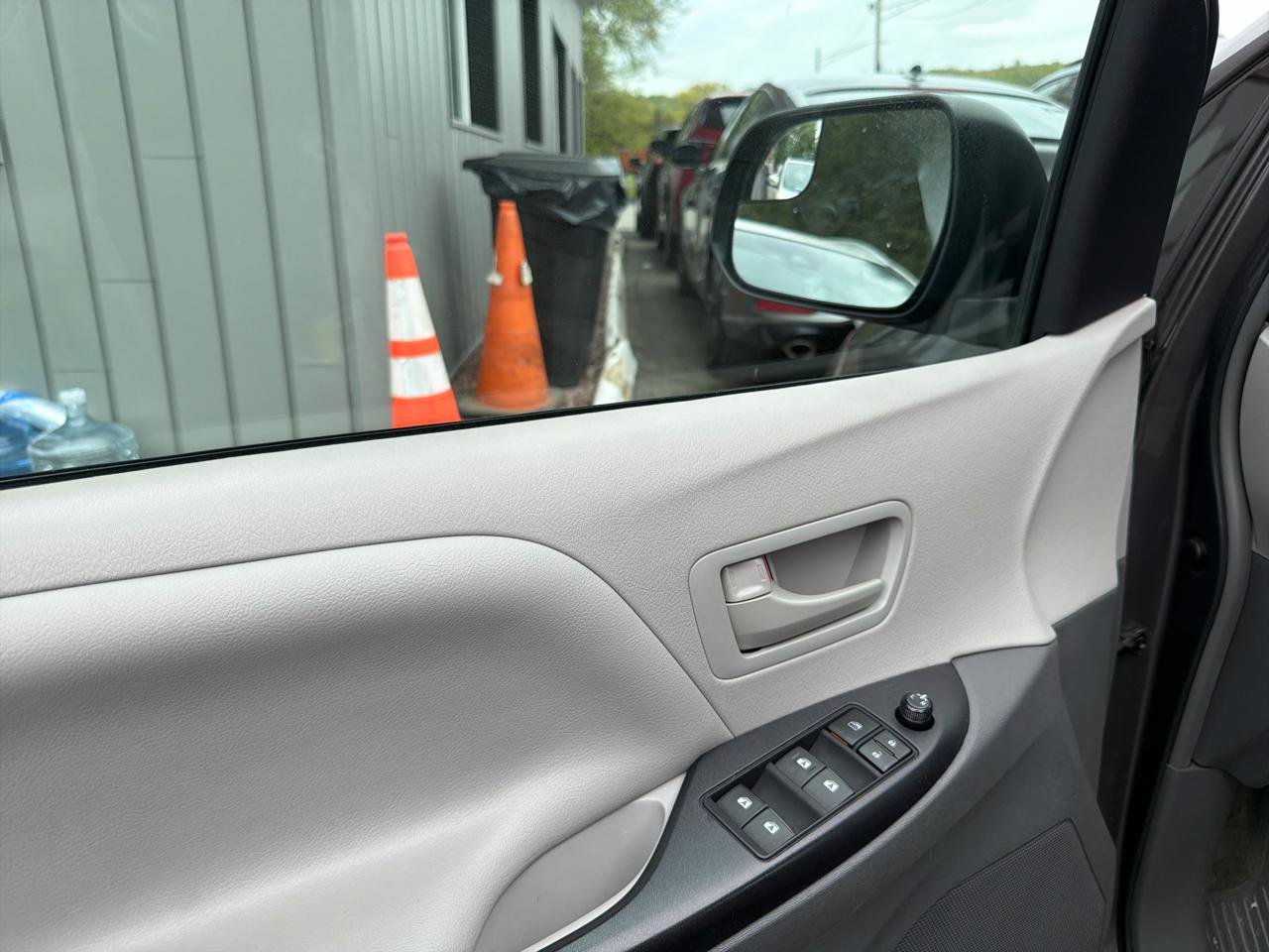 Used 2015 Toyota Sienna L FWD image 14