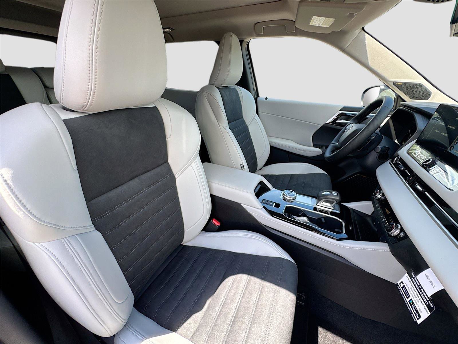 New 2025 Mitsubishi Outlander SE image 29