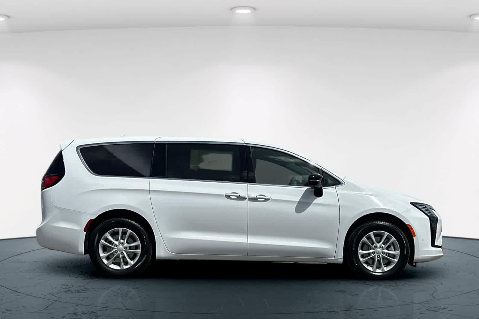 New 2027 Chrysler Pacifica Select w/ Family Tech Group AWD/4WD image 6