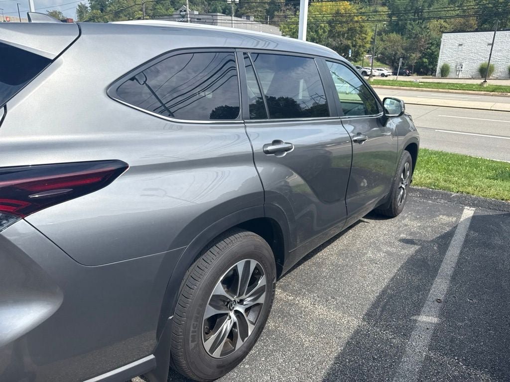Used 2025 Toyota Highlander XLE AWD/4WD image 5