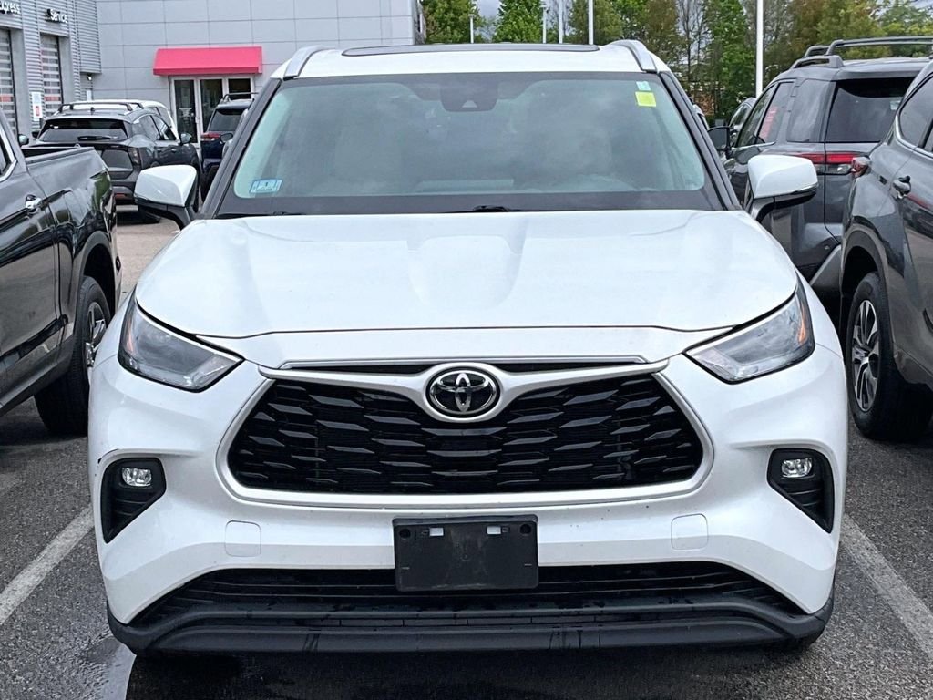 Used 2022 Toyota Highlander XLE AWD/4WD image 2
